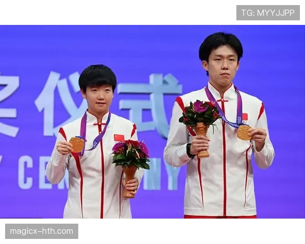 王楚钦出门行李箱里全是定制标签，回头看我还在数公交卡